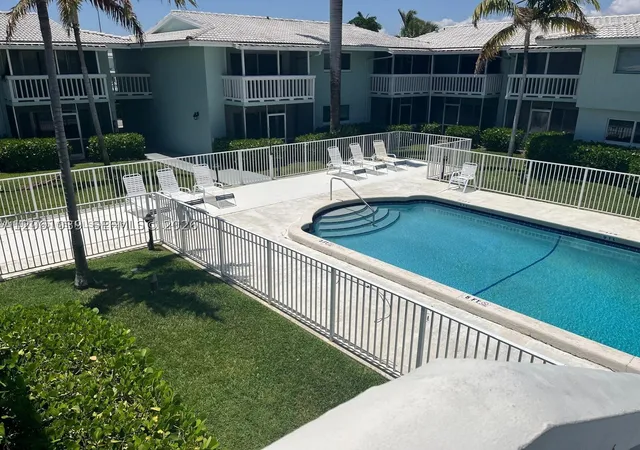 2nd image of 322 N Federal Hwy, Deerfield Beach, FL 33441