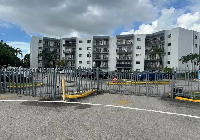 2nd image of 1820 W 53Rd St #518, Hialeah, FL 33012 | MLS# A12061128