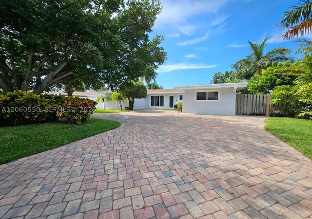 Photo 3 of Single family home for sale at 2770 Ne 30th St, Lighthouse Point, FL 33064 | MLS# A12060550 | Listing updated on 2026-10-01