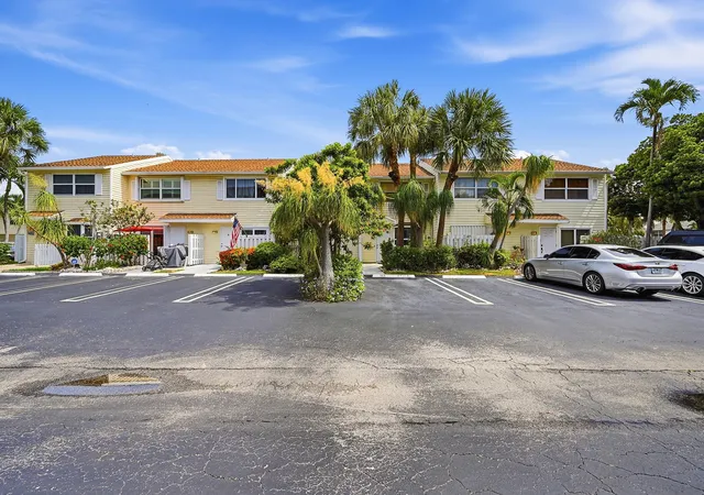 1st image of 2627 Ne 15th St, Pompano Beach, FL 33062 | MLS# B26057514