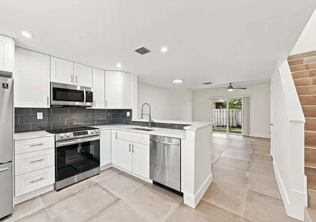 3rd image of 2627 Ne 15Th St, Pompano Beach, FL 33062 | MLS# B26057514