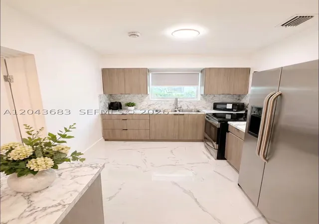 4th image of 5640 Ne Miami Ct, Miami, FL 33137 | MLS# A12043683
