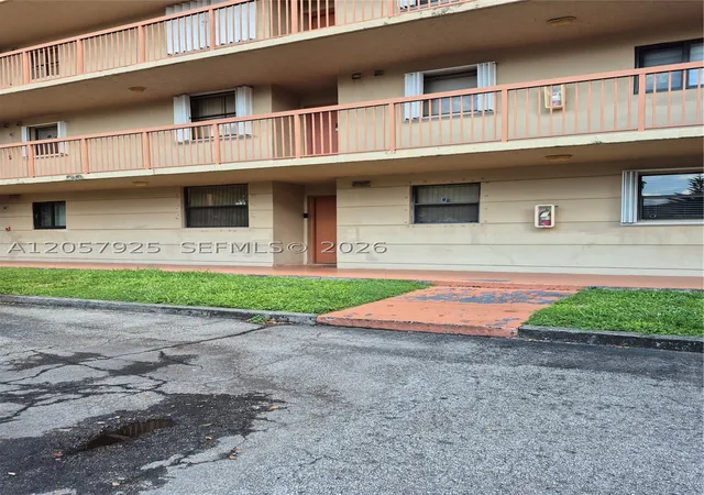 Condo for sale at 10253 Nw 9Th St Cir #102-6, Miami, FL 33172 | MLS# A12057925