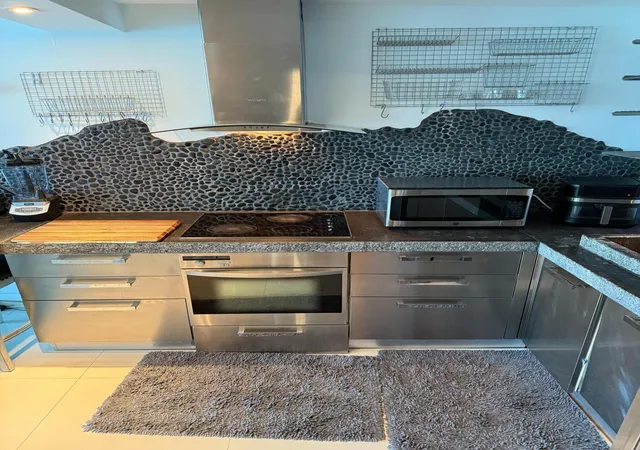 2nd image of 465 Ocean Dr #320, Miami Beach, FL 33139 | MLS# B26058199