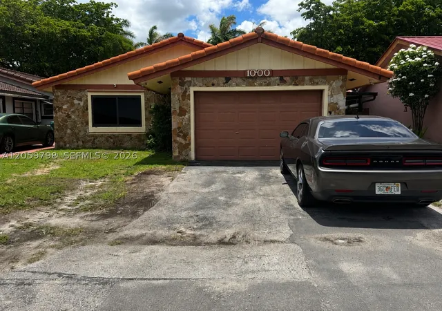 Single family home for sale at 1000 Sw 136Th Pl, Miami, FL 33184 | MLS# A12059798