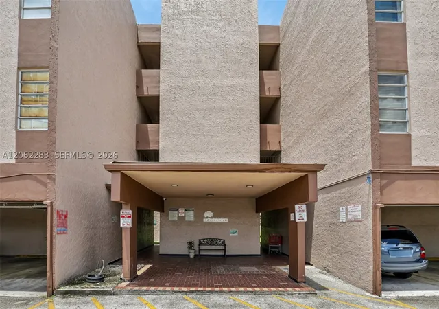 Listing Photo 2 - Condo for sale in building located at 1900 W 68Th St, Hialeah, FL 33014 - Unit #B203