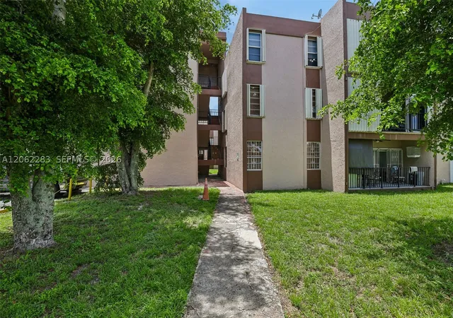 Listing Photo 3 - Condo for sale in building located at 1900 W 68Th St, Hialeah, FL 33014 - Unit #B203