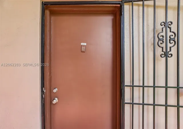 Listing Photo 4 - Condo for sale in building located at 1900 W 68Th St, Hialeah, FL 33014 - Unit #B203