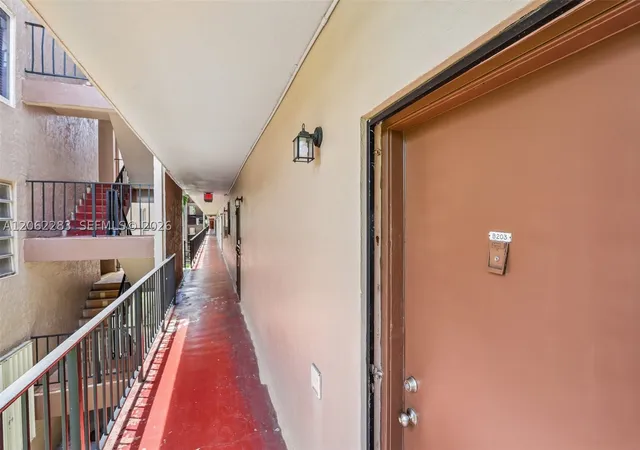 Listing Photo 5 - Condo for sale in building located at 1900 W 68Th St, Hialeah, FL 33014 - Unit #B203
