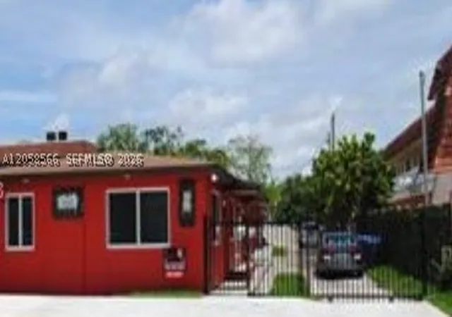 Photo 4 of Single family home for sale at 2513 Lincoln St, Hollywood, FL 33020 | MLS# A12058566 | Listing updated on 2026-09-15