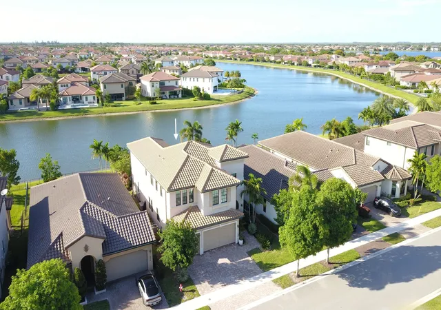 3rd image of 11965 S Baypoint Cir, Parkland, FL 33076 | MLS# B26059042