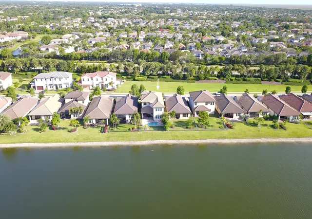 4th image of 11965 S Baypoint Cir, Parkland, FL 33076 | MLS# B26059042