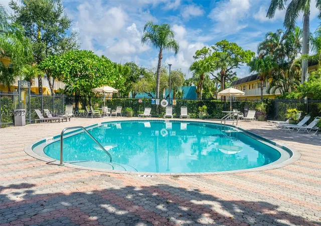 Listing Photo 3 - Condo for sale in building located at 5168 Ne 6Th Ave, Oakland Park, FL 33334 - Unit #416