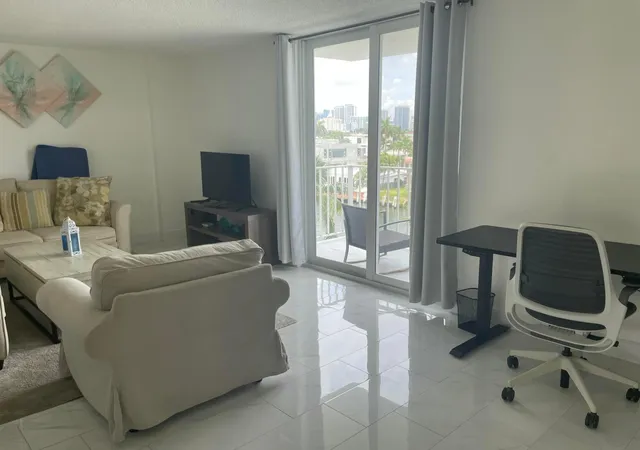 4th image of 1731 SE 15th St, Fort Lauderdale, FL 33316