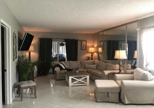 2nd image of 320 S Surf Rd, Hollywood, FL 33019