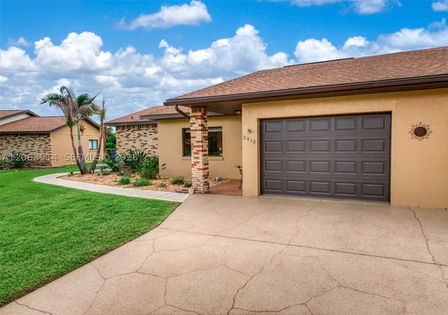 Photo 3 of Single family home for sale at 2418 Hidden Creek Cir, Sebring, FL 33870 | MLS# A12063914 | Listing updated on 2026-08-02