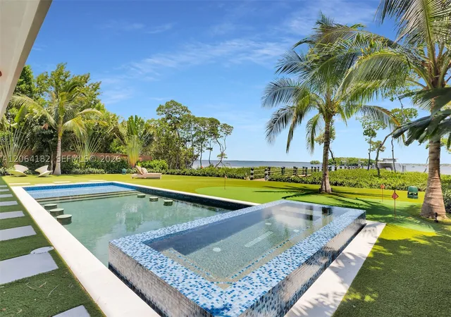 Photo 3 of Single family home for sale at 39 Mutiny Pl, Key Largo, FL 33037 | MLS# A12064182 | Listing updated on 2026-08-03