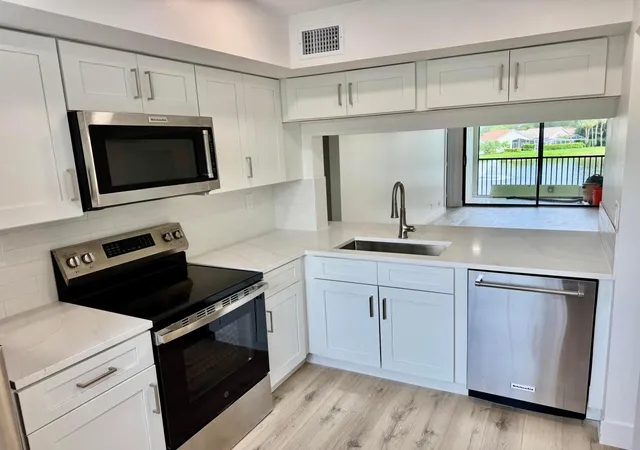 3rd image of 6962 Briarlake Cir #203, Palm Beach Gardens, FL 33418 | MLS# B26059674
