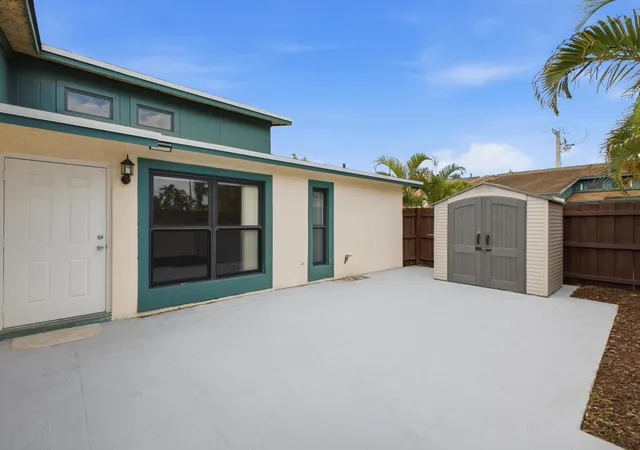 4th image of 1110 Manor Dr, Palm Springs, FL 33461 | MLS# B26060165