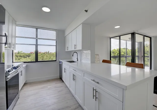 3rd image of 955 Egret Cir #501, Delray Beach, FL 33444 | MLS# B26060302