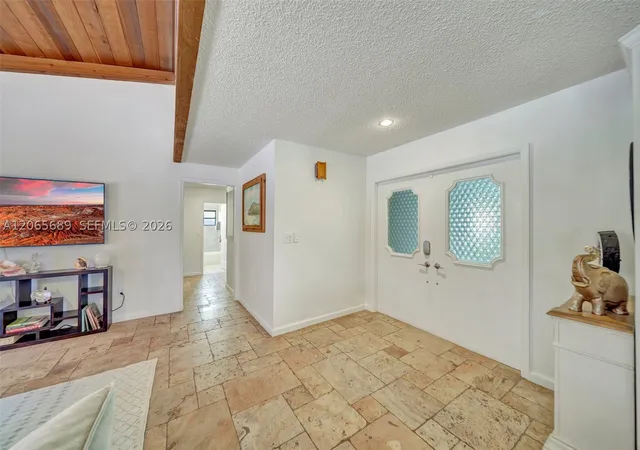 Photo 3 of Single family home for sale at 620 E Plantation Cir, Plantation, FL 33324 | MLS# A12065689 | Listing updated on 2026-10-08