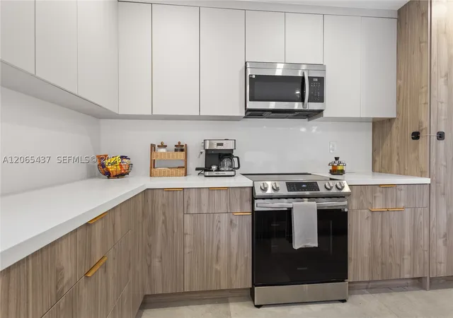 Photo 3 of Sale Pending at 1042 Nw 13th St, Fort Lauderdale, FL 33311 | MLS# A12065437 | Listing updated on 2026-08-25