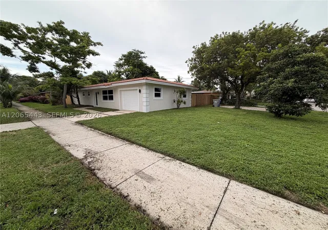 2nd image of 110 Ne 17th Ct, Pompano Beach, FL 33060 | MLS# A12065443