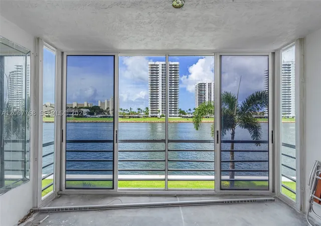 3rd image of 28 Yacht Clb Dr, North Palm Beach, FL 33408