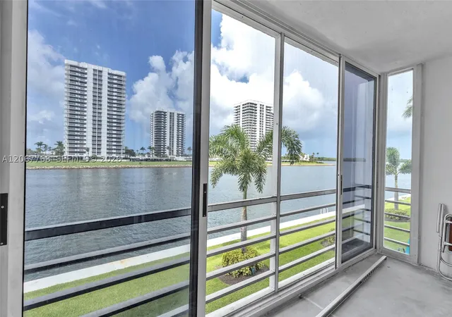 4th image of 28 Yacht Clb Dr, North Palm Beach, FL 33408