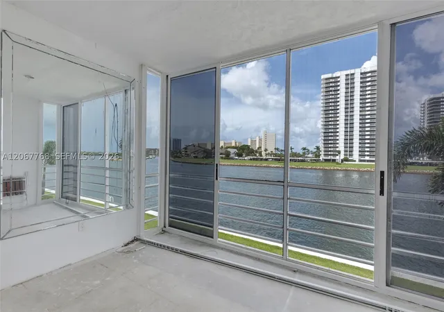 5th image of 28 Yacht Clb Dr, North Palm Beach, FL 33408