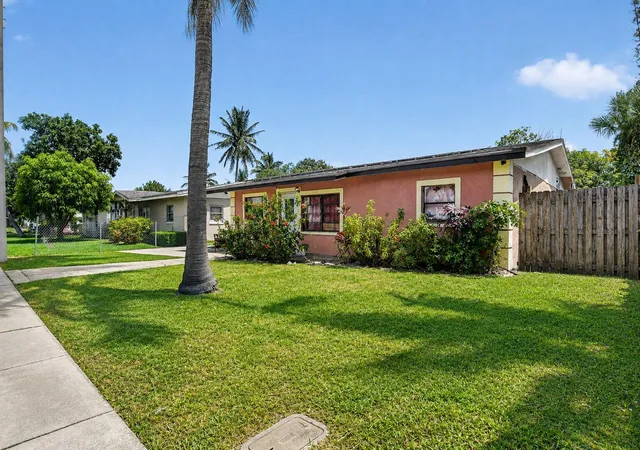 2nd image of 816 Sw 3rd Ct, Delray Beach, FL 33444 | MLS# B26062426