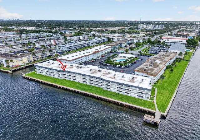 2nd image of 100 Shore Ct, North Palm Beach, FL 33408