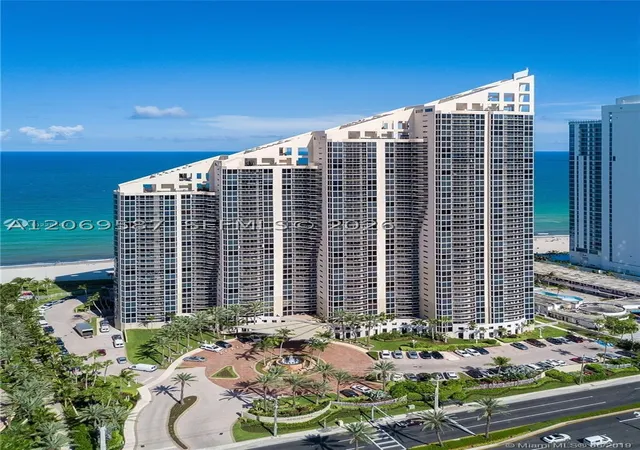 Listing Photo 3 - Condo for sale in building located at 17555 Collins Ave, Sunny Isles Beach, FL 33160 - Unit #3202