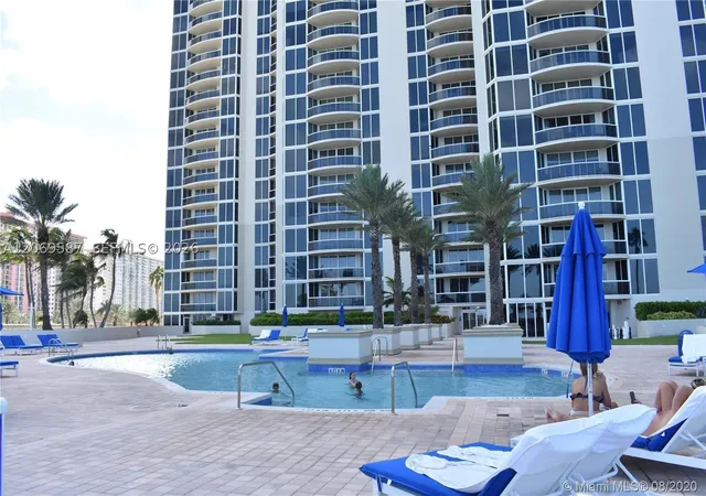 Listing Photo 4 - Condo for sale in building located at 17555 Collins Ave, Sunny Isles Beach, FL 33160 - Unit #3202