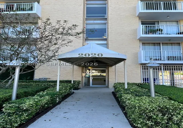 Listing Photo 5 - Condo for sale in building located at 2020 Ne 135Th St, North Miami, FL 33181 - Unit #609