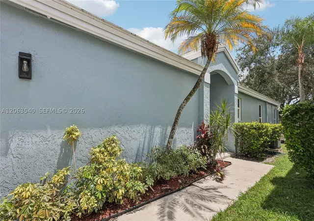 Photo 4 of Single family home for sale at 9613 Nw 8Th Cir, Plantation, FL 33324 | MLS# A12063540 | Listing updated on 2026-10-09