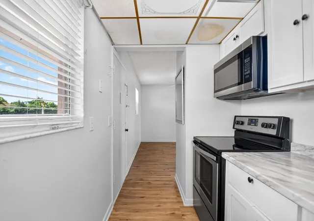 4th image of 200 Bonnie Blvd W, Palm Springs, FL 33461