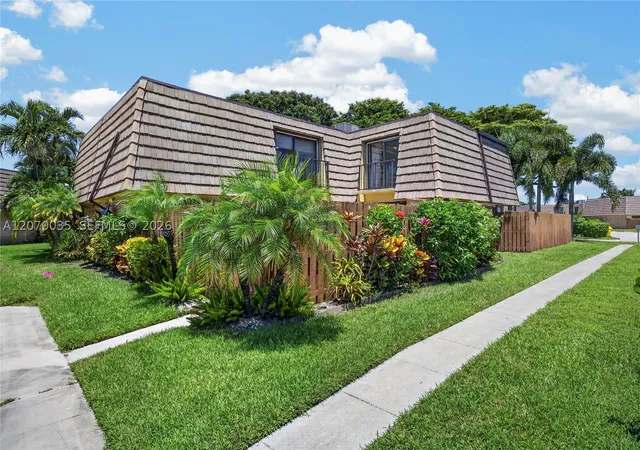 1st image of 953 Springdale Cir, Palm Springs, FL 33461 | MLS# A12070035