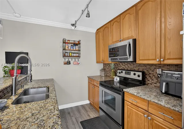 2nd image of 953 Springdale Cir, Palm Springs, FL 33461 | MLS# A12070035