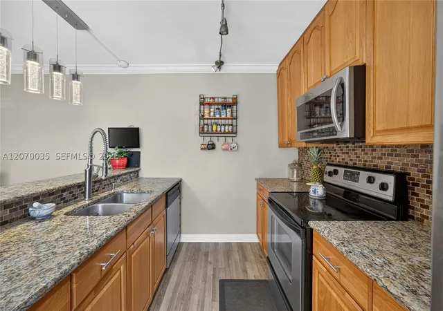 3rd image of 953 Springdale Cir, Palm Springs, FL 33461 | MLS# A12070035