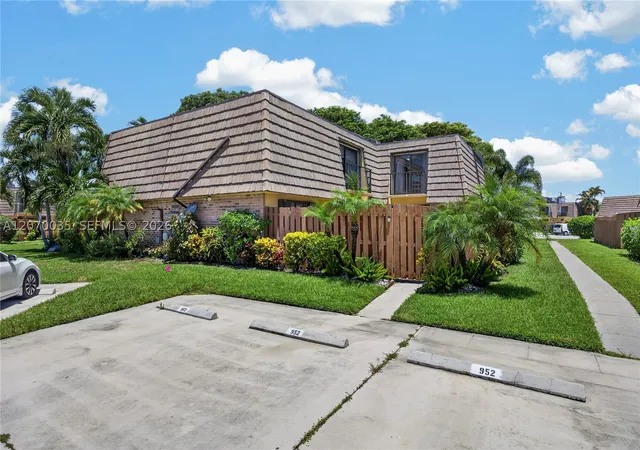 41st image of 953 Springdale Cir, Palm Springs, FL 33461 | MLS# A12070035