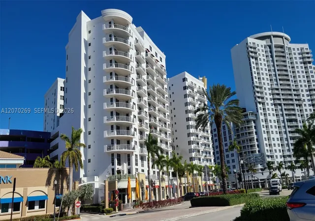 Listing Photo 3 - Condo for sale in building located at 1830 Radius Dr, Hollywood, FL 33020 - Unit #903