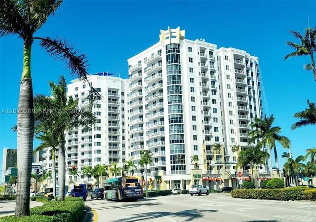 Listing Photo 5 - Condo for sale in building located at 1830 Radius Dr, Hollywood, FL 33020 - Unit #903