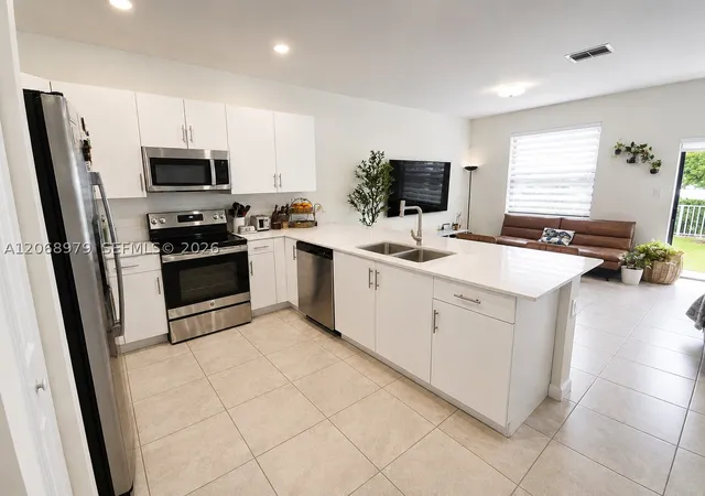 Photo 4 of Townhouse for sale at 3382 W 114Th Ter, Hialeah, FL 33018 | MLS# A12068979 | Listing updated on 2026-09-24