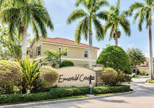 Photo 3 of Townhouse for sale at 12444 Emerald Creek Ct, Plantation, FL 33325 | MLS# A12071763 | Listing updated on 2026-10-09