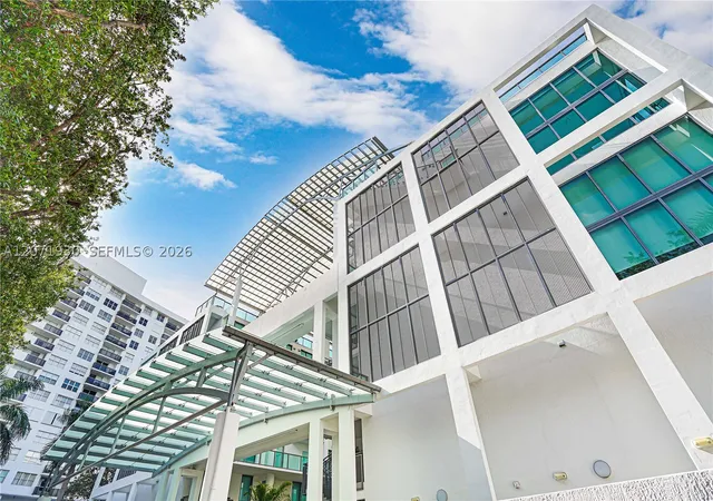 Listing Photo 2 - Condo for sale in building located at 6000 Collins Ave, Miami Beach, FL 33140 - Unit #336