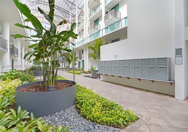 Listing Photo 3 - Condo for sale in building located at 6000 Collins Ave, Miami Beach, FL 33140 - Unit #336
