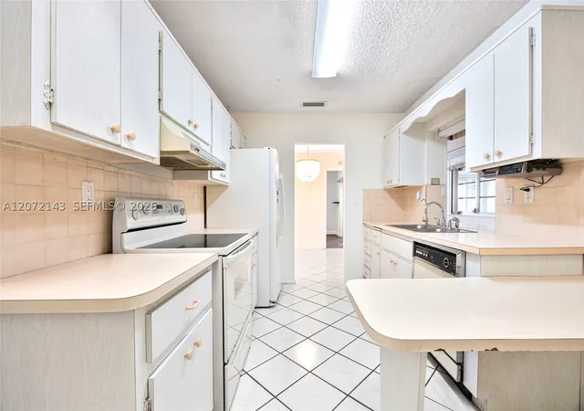 Photo 3 of Single family home for sale at 7102 Nw 71st St, Tamarac, FL 33321 | MLS# A12072143 | Listing updated on 2026-10-07
