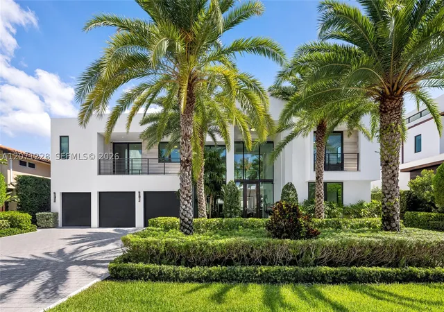Photo 3 of Mansion for sale at 2519 Lucille Dr, Fort Lauderdale, FL 33316 | MLS# A12071228 | Listing updated on 2026-10-06