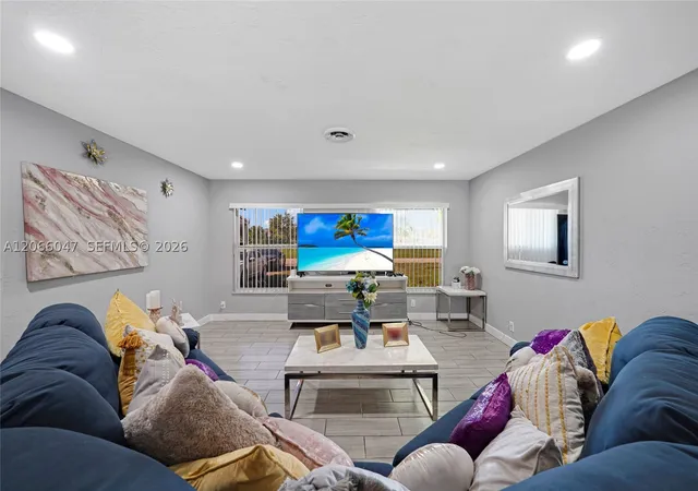 2nd image of 912 Ne 9th Ct, Pompano Beach, FL 33060 | MLS# A12066047